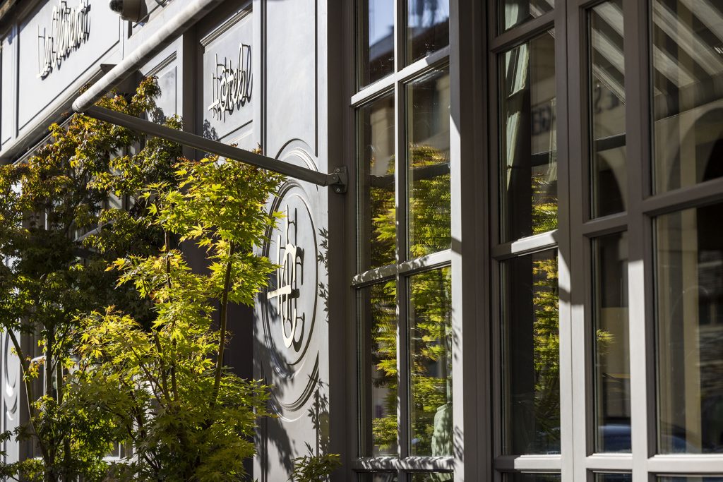 La façade de l’Hôtel Le Clément, rue Clément.